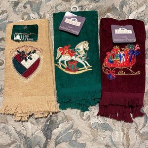 NWT Set of 3 small Xmas hand towels.